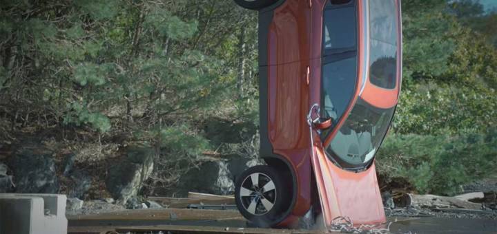 Volvo, Zorlu Çarpışma Testleri İçin Araçları Vinçten Aşağı Fırlattı